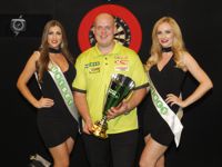 Michael van Gerwen besiegt Gary Anderson in Finale des Masters Michael van Gerwen macht den Hattrick bei den Masters komplett