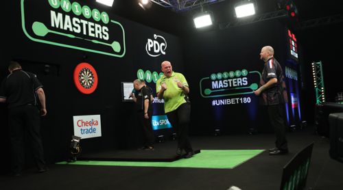 Michael van Gerwen versenkt den Matchdart zur Titelverteidigung beim Masters