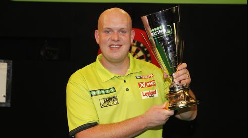 Michael van Gerwen mit dem Pokal des Masters