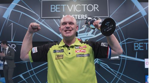 Michael van Gerwen mit dem Masters-Pokal