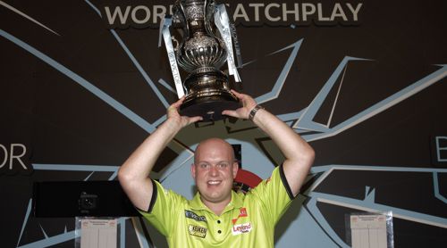 Michael van Gerwen besiegt Phil Taylor im World Matchplay Finale mit 18:10 und gewinnt damit den Titel zum zweiten Mal hintereinander