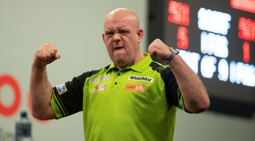 Michael van Gerwen lsst die Muskeln spielen