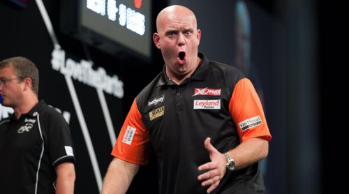 Michael van Gerwen im ungewohnten orangen Dartshirt