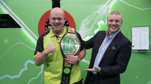 Michael van Gerwen mit Sponsor Paddypower