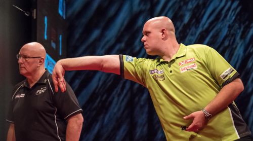 Darts Weltmeister Michael van Gerwen und PDC-Caller Paul Hinks in Aktion