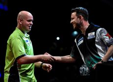 Michael van Gerwen und Paul Nicholson