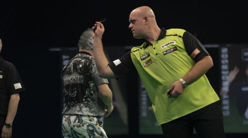 Michael van Gerwen gewinnt klar gegen Peter Wright