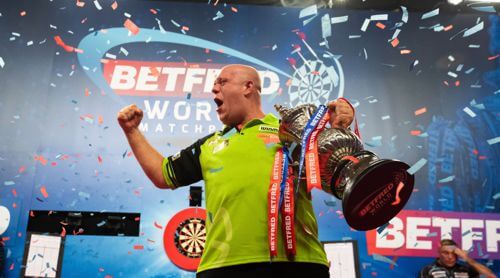 Michael van Gerwen mit dem Siegerpokal des World Matchplay