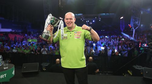 Michael van Gerwen hier mit dem Players Championship Pokal 2017