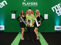 Michael van Gerwen bleibt Players Champion