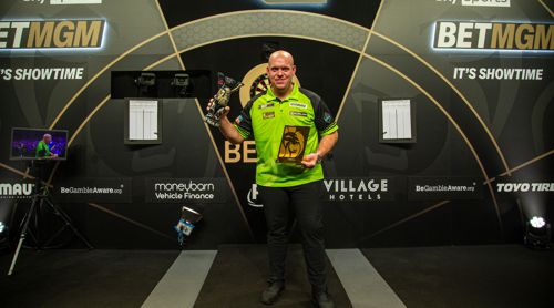 Michael van Gerwen mit dem Berliner Bär