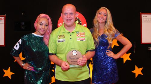 Michael van Gerwen mit den Walk on Girls und dem Pokälchen der Dutch Darts Masters 2017