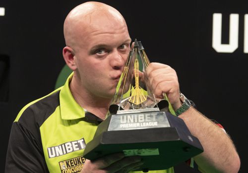 Michael van Gerwen küsst die Premier League-Trophäe