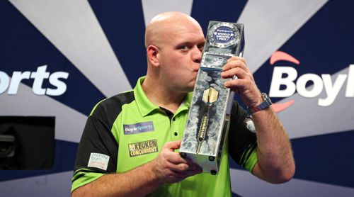 Michael van Gerwen ksst den Pokal