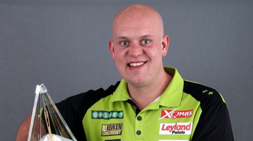 Michael van Gerwen mit dem Premier League 2018 Pokal