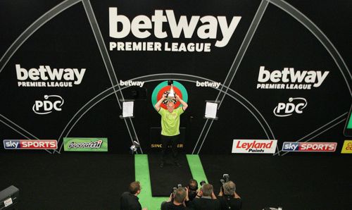 Michael van Gerwen besiegt Phil Taylor im Finale der Premier League Darts mit 11:3 und gewinnt den Titel zum zweiten Mal nach 2013