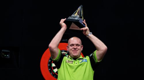 Michael van Gerwen mit dem Pokal der Premier League Darts 2023