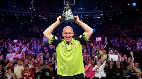 Michael van Gerwen mit dem Pokal der Premier League Darts