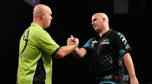 Michael van Gerwen und Rob Cross begrüßen sich freundschaftlich