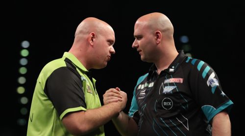 Michael van Gerwen und Rob Cross begrüßen sich freundschaftlich