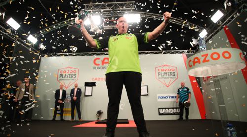 Michael van Gerwen, Rob Cross, ein Pokal sowie Teller