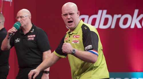 Michael van Gerwen präsentiert seine Rolex