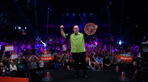 Michael van Gerwen mit dem Pokal des Champions