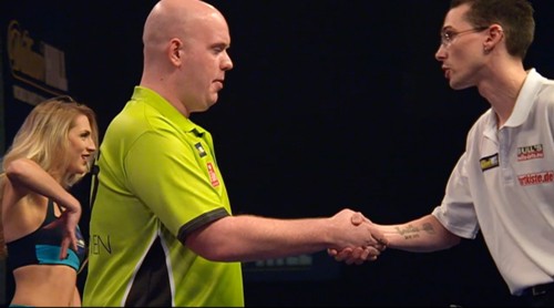 PDC WM Michael van Gerwen geriet gegen den Deutschen Sascha Stein ganz schön ins Schwitzen