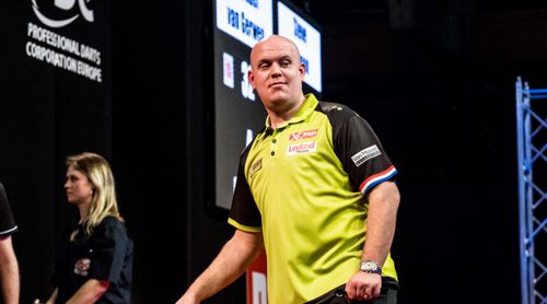 Michael van Gerwen mit einem weiblichen Darts Schreiber