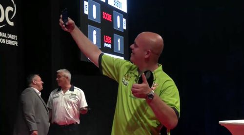 Michael van Gerwen gewinnt die Dutch Darts Masters und fotografiert sich selber mit dem Pokal Michael van Gerwen Selfie