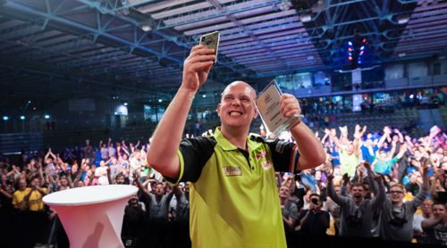 Michael van Gerwen macht ein Selfie