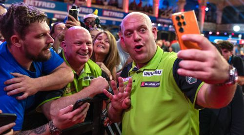 Michael van Gerwen Selfie mit Fan