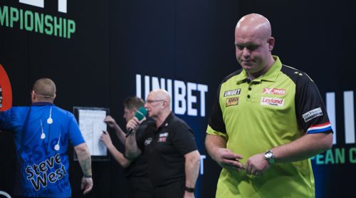 Michael van Gerwen verlässt geknickt die Westfalenhalle in Dortmund