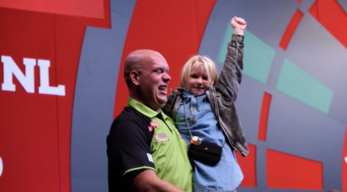 Michael van Gerwen mit seiner Tochter