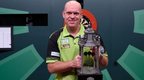 Michael van Gerwen mit Pokal