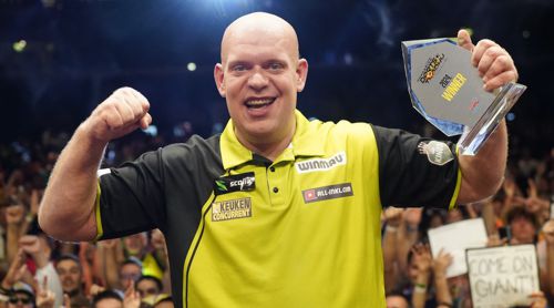 Michael van Gerwen mit dem Pokälchen der Hungarian Darts Trophy