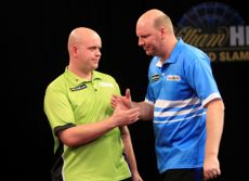 Vincent van der Voort und Michael van Gerwen beim Grand Slam of Darts 2013