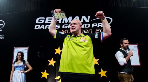 Michael van Gerwen flankiert von Elmar Paulke und Walk on Girl mit Tracht