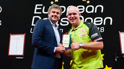 Michael van Gerwen mit PDC Europe-Präsident Werner von Moltke