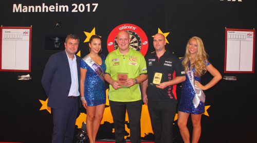 Michael van Gerwen, Rob Cross, Werner von Moltke und die Walk on Girls in Mannheim