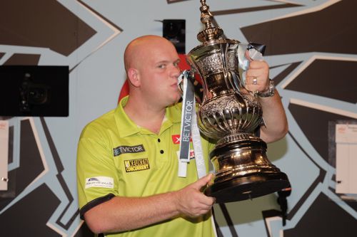 Michael van Gerwen und die World Matchplay Trophy