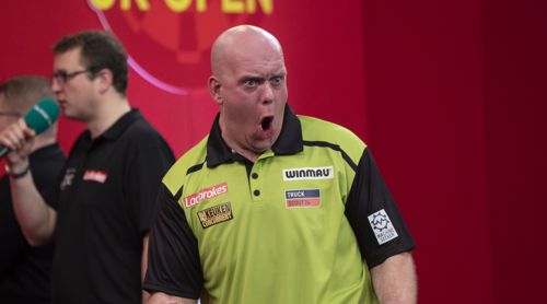 Michael van Gerwen reißt seine Augen weit auf