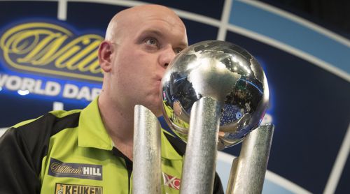 Michael van Gerwen küsst die Sid Waddell Trophy zum dritten Mal
