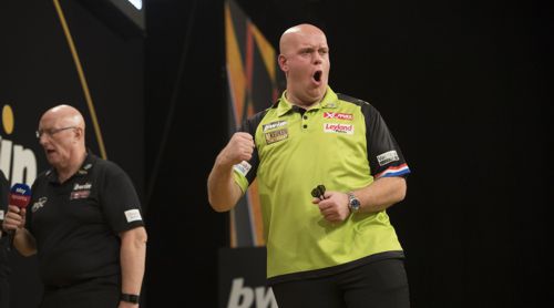 Michael van Gerwen, im Hintergrund der Darts-Caller