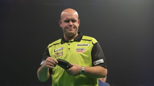 Michael van Gerwen packt seine Sachen