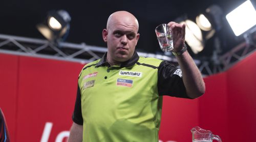 Michael van Gerwen prostet den Fans zu