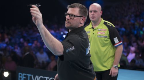 Michael van Gerwen sieht James Wade beim Wurf zu