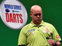 Michael van Gerwen untersucht seine Darts