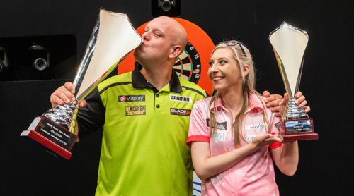 Michael van Gerwen und Fallon Sherrock mit Pokalen