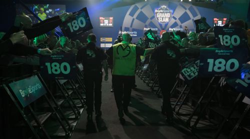 Michael van Gerwen beim Walk on - von hinten fotografiert